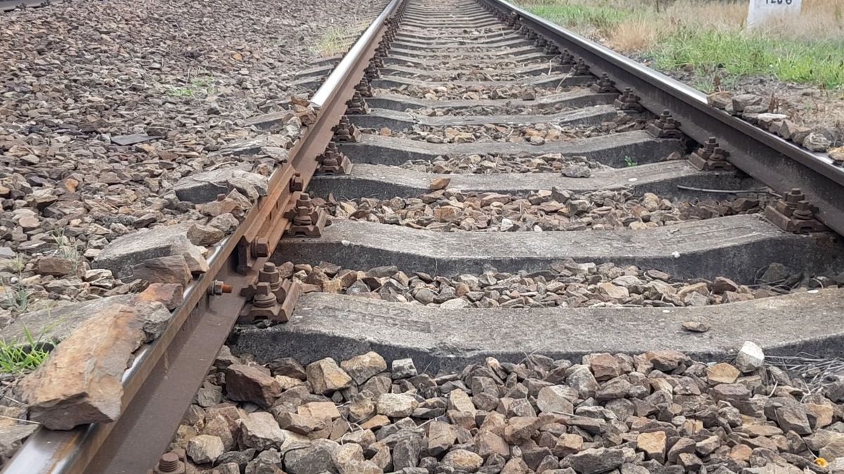 Vlak na Plzeňsku najel do řady kamenů. Někdo je naskládal na koleje